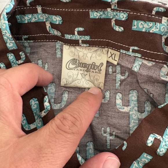 Cowgirl hardware women’s extra  large Brown Shirt with Cactus Print - Picture 9 of 9
